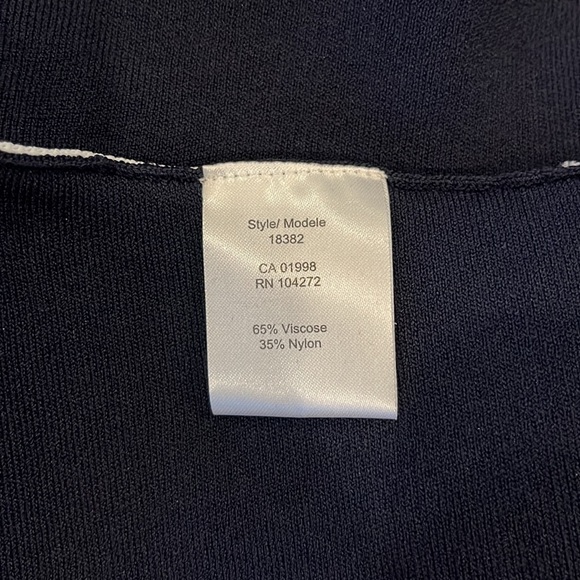 EUC Navy Gabby Isabella round neck navy sweater with longer asymmetrical hem - Picture 10 of 11